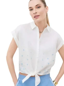 Chemise blanche à coupe ajustée pourvue d'un col à revers et de manches courtes