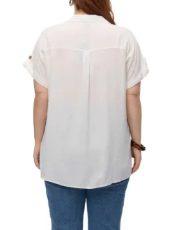 Chemise blanche à coupe droite pourvue d'un col v à revers et de manches courtes