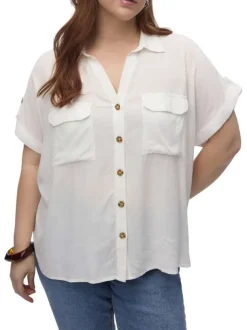 Chemise blanche à coupe droite pourvue d'un col v à revers et de manches courtes