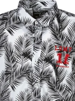 Chemise blanche en coton avec des motifs une coupe droite et un col boutonné