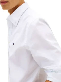 Chemise blanche en coton à coupe droite pourvue d'un col à revers