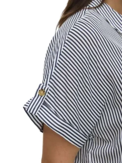 Chemise blanche et marine à coupe droite pourvue d'un col v à revers