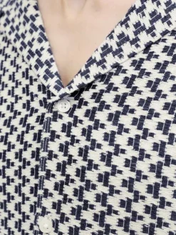 Chemise blanche et marine en crochet pourvue d'un col cubain