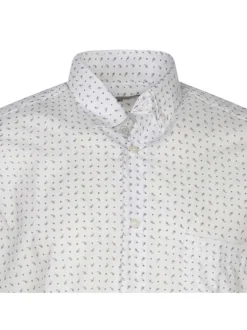Chemise blanche imprimé avec une coupe droite col boutonné et à manches courtes