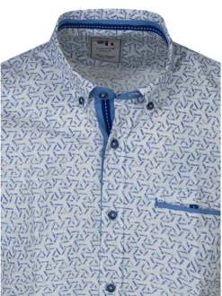 Chemise blanche à motifs avec une coupe droite et un col américain