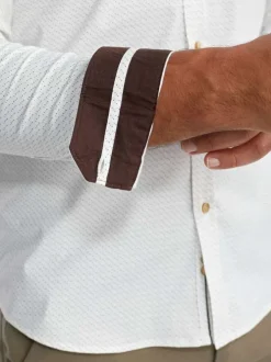 Chemise blanche à motifs pourvue d'une coupe slim et d'un col français