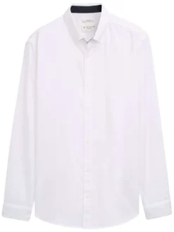 Chemise blanche uni avec un col boutonné et des manches longues