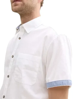 Chemise blanche unie avec une coupe droite et un col à revers