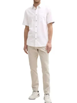 Chemise blanche unie avec une coupe droite et un col à revers