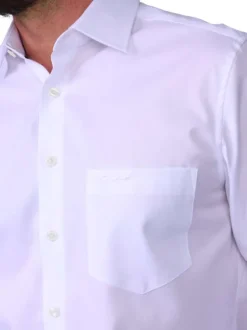 Chemise blanche unie en coton avec une coupe droite et un col à revers