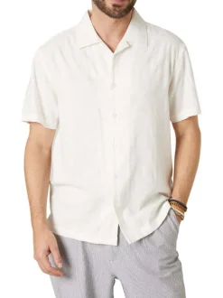 Chemise blanche unie pourvue d'une coupe droite et de manches courtes