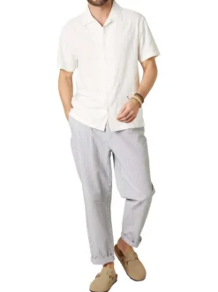 Chemise blanche unie pourvue d'une coupe droite et de manches courtes