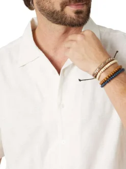 Chemise blanche unie pourvue d'une coupe droite et de manches courtes