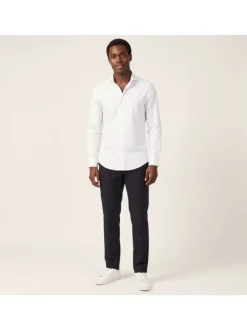Chemise blanche unie pourvue d'une coupe droite et des manches longues