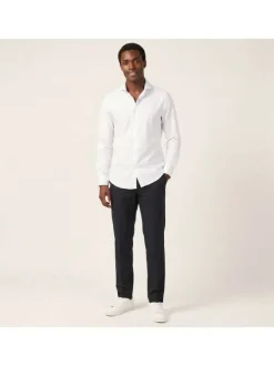 Chemise blanche unie pourvue d'une coupe droite et des manches longues