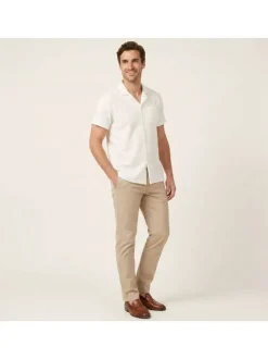 Chemise blanche unie pourvue d'une coupe droite et d'un col cubain