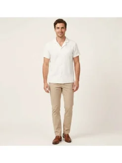 Chemise blanche unie pourvue d'une coupe droite et d'un col cubain