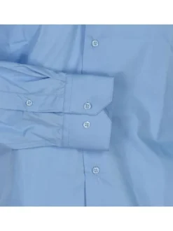 Chemise bleu ciel unie avec une coupe ajustée un col italien et des manches longues