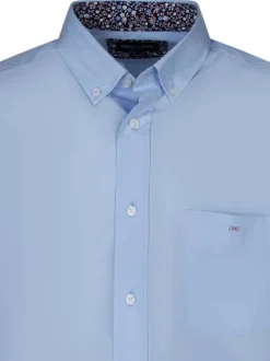 Chemise bleu ciel unie en coton à coupe droite avec une poche et un col boutonné