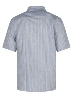 Chemise bleu clair à rayures avec une coupe droite et des manches courtes
