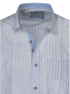 Chemise bleu clair à rayures avec une coupe droite et des manches courtes
