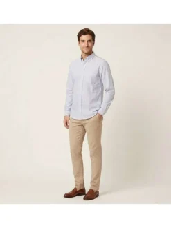Chemise bleu clair unie avec une coupe droite et à manches longues