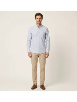 Chemise bleu clair unie avec une coupe droite et à manches longues