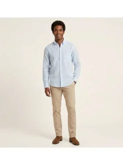 Chemise bleue claire en lin à rayures avec une coupe droite et un col américain