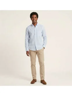 Chemise bleue claire en lin à rayures avec une coupe droite et un col américain