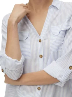 Chemise bleue à coupe ajustée pourvue d'un col à revers et de manches longues
