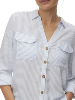 Chemise bleue à coupe ajustée pourvue d'un col à revers et de manches longues