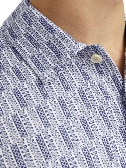 Chemise bleue imprimée avec une coupe droite et une fermeture boutonnée