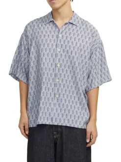 Chemise bleue imprimée avec une coupe droite et une fermeture boutonnée