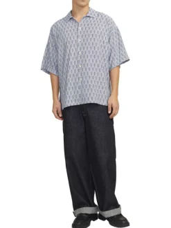 Chemise bleue imprimée avec une coupe droite et une fermeture boutonnée