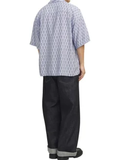 Chemise bleue imprimée avec une coupe droite et une fermeture boutonnée