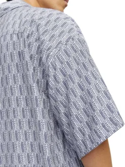 Chemise bleue imprimée avec une coupe droite et une fermeture boutonnée