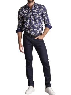 Chemise bleue marine à fleurs blanches avec une coupe regular fit
