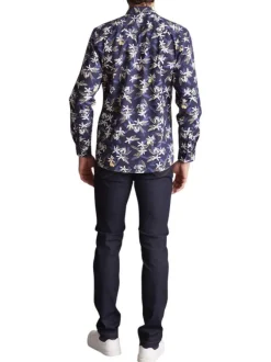 Chemise bleue marine à fleurs blanches avec une coupe regular fit