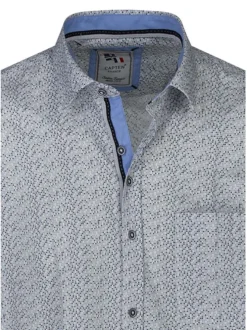 Chemise bleue à motifs avec une coupe droite et des manches courtes