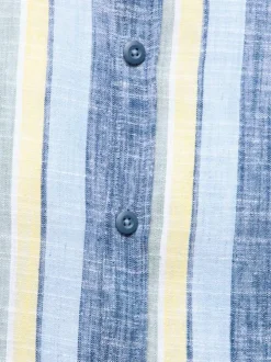 Chemise bleue à rayures pourvue de manches courtes et d'une coupe droite