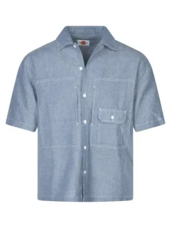 Chemise bleue unie pourvue d'une coupe droite et d'un col chemise