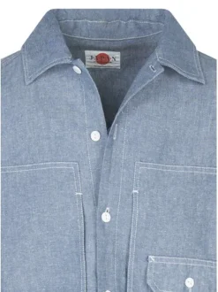 Chemise bleue unie pourvue d'une coupe droite et d'un col chemise