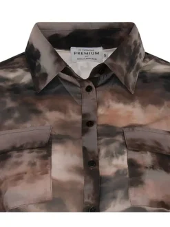 Chemise chocolat imprimé camouflage à coupe droite col italien et à manches longues