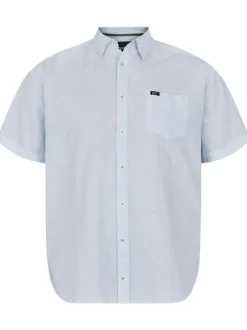Chemise ciel à fines rayures avec une coupe droite et un col français