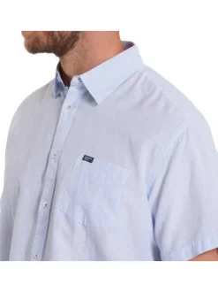 Chemise ciel à fines rayures avec une coupe droite et un col français