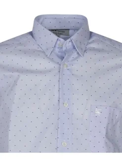Chemise ciel imprimé avec une coupe droite et un col boutonné