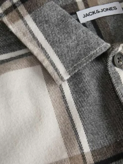Chemise écrue à carreaux avec une coupe droite et un col à revers