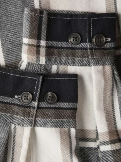 Chemise écrue à carreaux avec une coupe droite et un col à revers