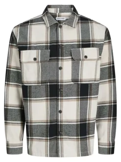 Chemise écrue à carreaux avec une coupe droite et un col à revers