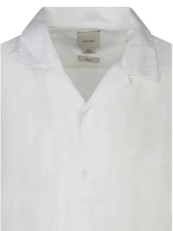 Chemise écrue à coupe droite pourvue d'un col cubain et de manches courtes